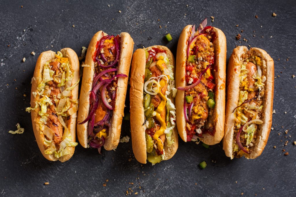 Dia do Cachorro-quente: receitas com baconnaise ou molho de calabresa